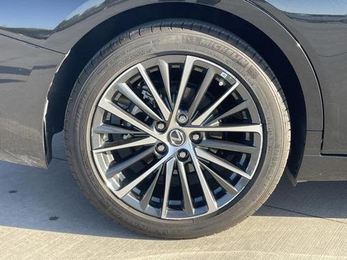 2023 Lexus ES 300h Base