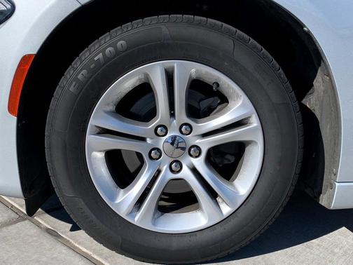 Photo 5 of 47 of 2020 Dodge Charger SXT