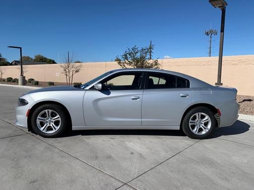 Photo 4 of 47 of 2020 Dodge Charger SXT