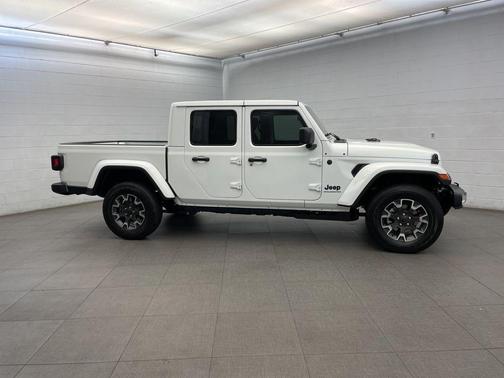2026 Jeep Gladiator Sahara 4x4