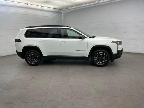 Bright White Clearcoat 2026 Jeep Cherokee Laredo
