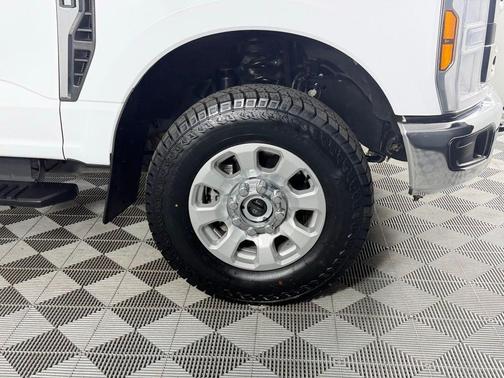 Oxford White 2024 Ford F-350 XLT