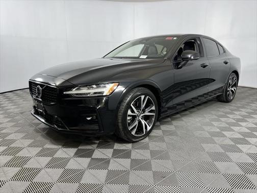 2024 Volvo S60 B5 Plus Dark Theme