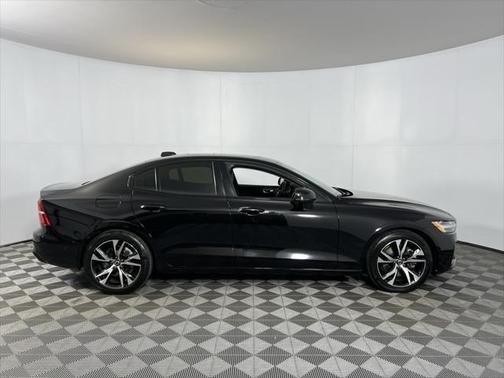 2024 Volvo S60 B5 Plus Dark Theme