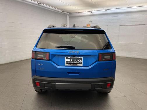 Hydro Blue Pearlcoat 2026 Jeep Cherokee Laredo 4x4