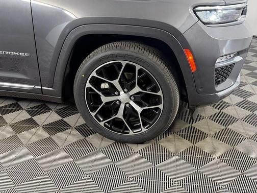Baltic Gray Metallic Clearcoat 2022 Jeep Grand Cherokee Summit