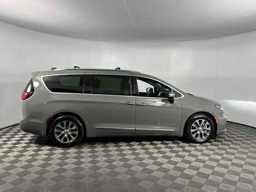 2023 Chrysler Pacifica L