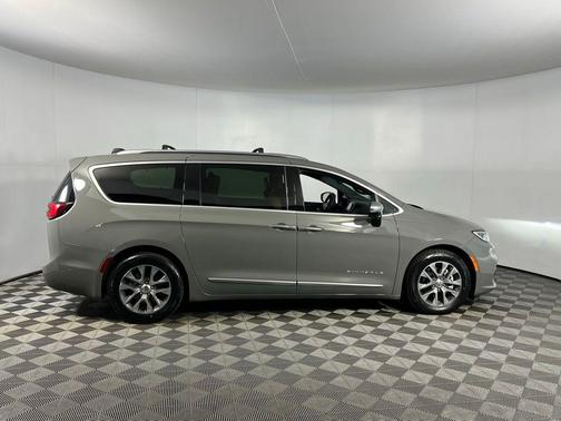 2023 Chrysler Pacifica L