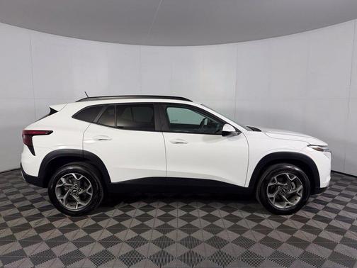 Summit White 2025 Chevrolet Trax LT