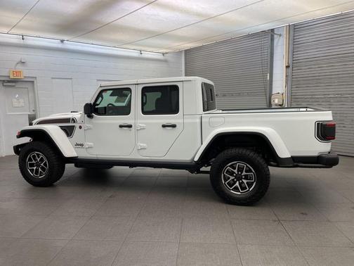 Bright White Clearcoat 2026 Jeep Gladiator Rubicon