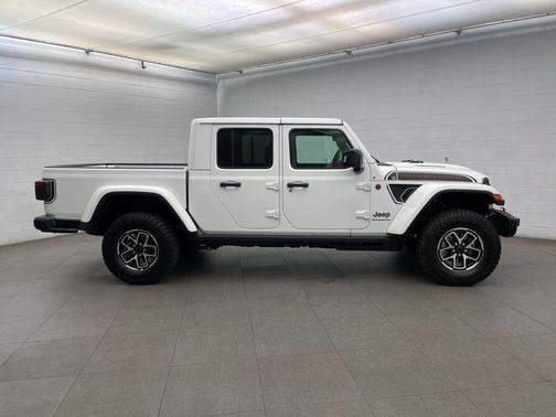 Bright White Clearcoat 2026 Jeep Gladiator Rubicon