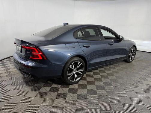 2024 Volvo S60 B5 Plus Dark Theme