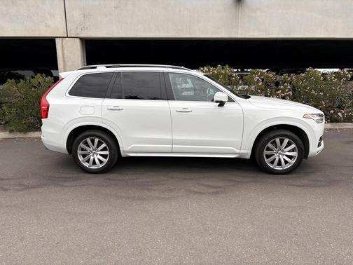 2018 Volvo XC90 T6 Momentum