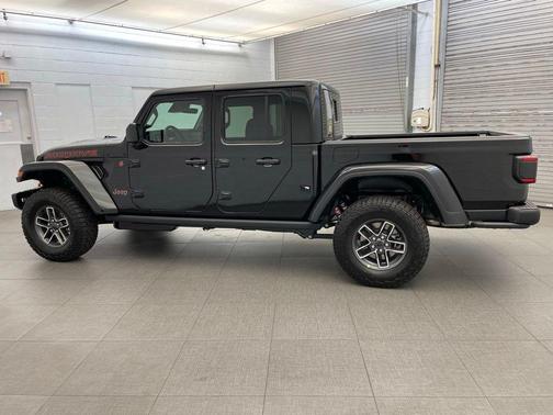 Black Clearcoat 2026 Jeep Gladiator Mojave X 4x4