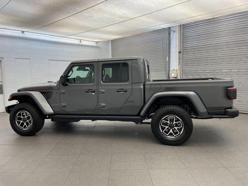 Granite Crystal Metallic Clearcoat 2026 Jeep Gladiator Rubicon