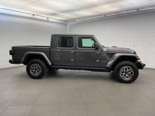Granite Crystal Metallic Clearcoat 2026 Jeep Gladiator Rubicon