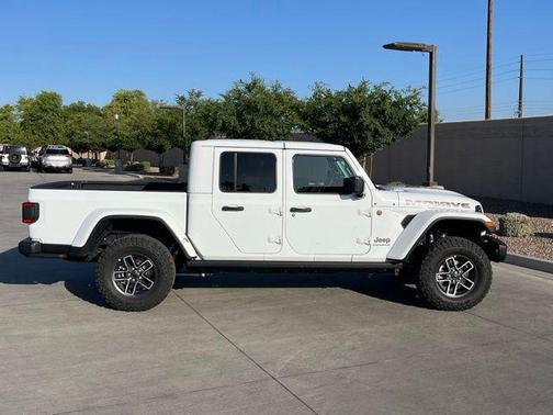 Bright White Clearcoat 2025 Jeep Gladiator Mojave X