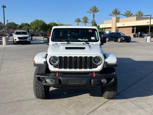 Bright White Clearcoat 2025 Jeep Gladiator Mojave X