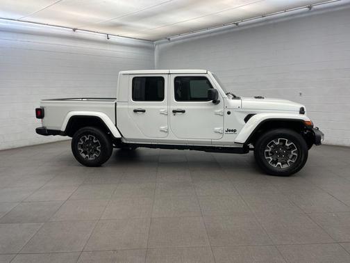 2026 Jeep Gladiator Sahara 4x4
