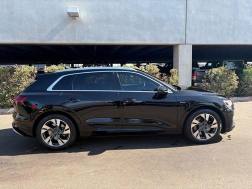 Brilliant Black 2022 Audi e-tron Premium