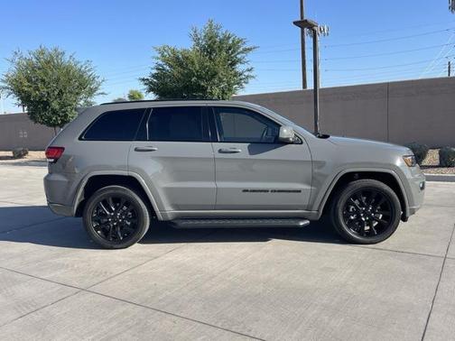 2022 Jeep Grand Cherokee Laredo