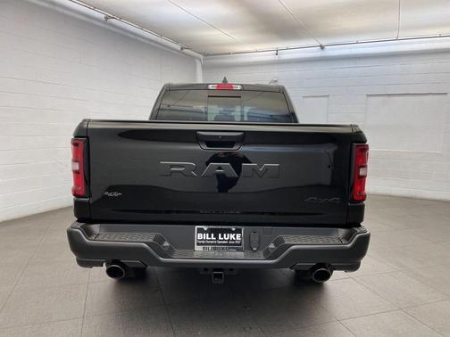 Diamond Black Crystal Pearlcoat 2026 RAM 1500 Warlock Crew Cab 4x4 5'7' Box