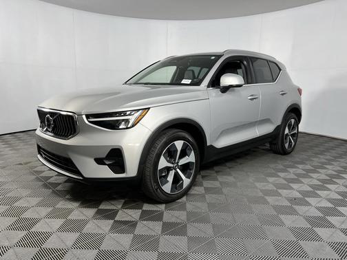 2023 Volvo XC40 B5 Plus Bright Theme