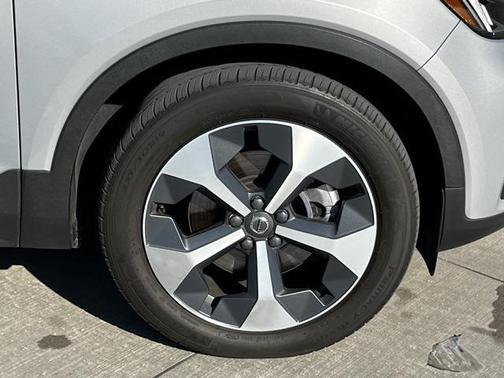 2023 Volvo XC40 B5 Plus Bright Theme