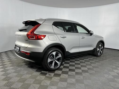 2023 Volvo XC40 B5 Plus Bright Theme