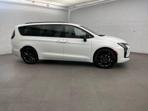 White 2027 Chrysler Pacifica Limited