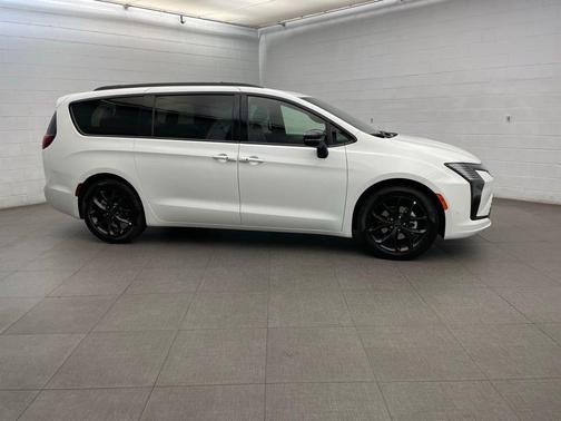 Bright White Clearcoat 2027 Chrysler Pacifica Limited