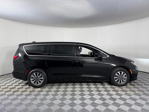 Diamond Black Crystal Pearlcoat 2025 Chrysler Pacifica Hybrid Select