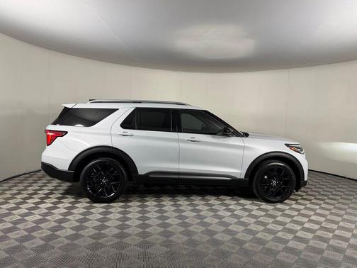 Space White Metallic 2025 Ford Explorer Platinum