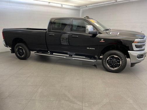 Diamond Black Crystal Pearlcoat 2025 RAM 2500 Laramie Crew Cab 4x4 8' Box