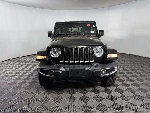 Black Clearcoat 2022 Jeep Gladiator Overland