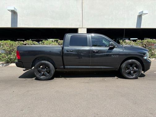 Brilliant Black Crystal Pearlcoat 2018 RAM 1500 Big Horn