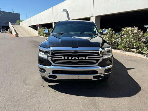 Diamond Black Crystal Pearlcoat 2019 RAM 1500 Laramie