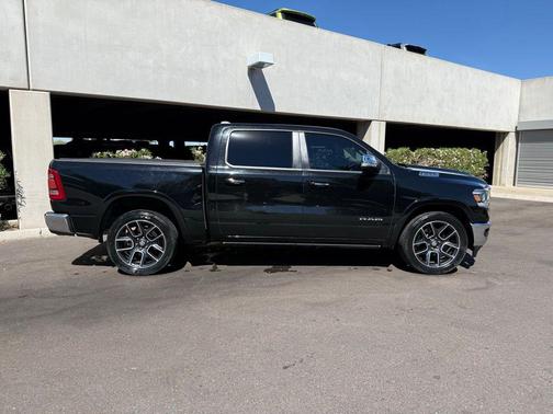 Diamond Black Crystal Pearlcoat 2019 RAM 1500 Laramie