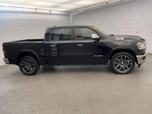 Diamond Black Crystal Pearlcoat 2019 RAM 1500 Laramie