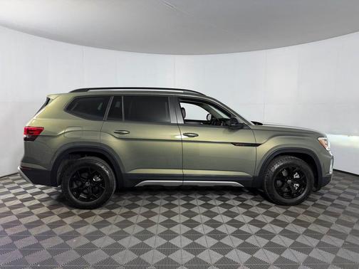 Avocado Green Pearl 2024 Volkswagen Atlas 2.0T SE w/Technology 4MOTION