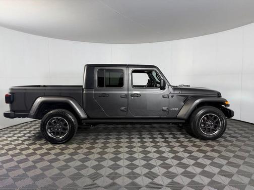 Granite Crystal Metallic Clearcoat 2023 Jeep Gladiator Overland