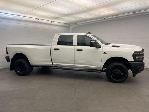 Bright White Clearcoat 2026 RAM 3500 Tradesman Crew Cab 4x4 8' Box