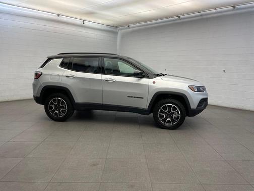 Silver Zynith Metallic Clearcoat 2026 Jeep Compass Trailhawk