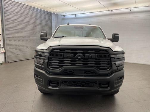 Bright White Clearcoat 2026 RAM 2500 Tradesman Crew Cab 4x4 6'4' Box