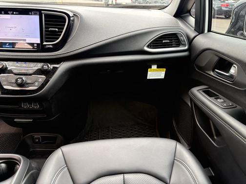 2025 Chrysler Pacifica L