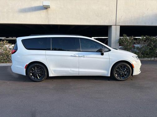 2025 Chrysler Pacifica L