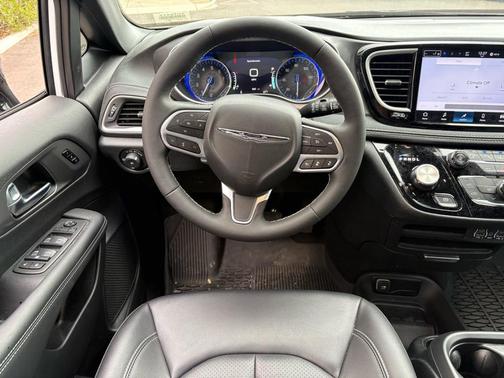 2025 Chrysler Pacifica L