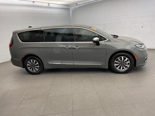 2023 Chrysler Pacifica Hybrid Limited