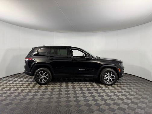 Diamond Black Crystal Pearlcoat 2024 Jeep Grand Cherokee Limited