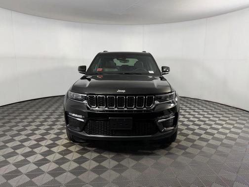 Diamond Black Crystal Pearlcoat 2024 Jeep Grand Cherokee Limited